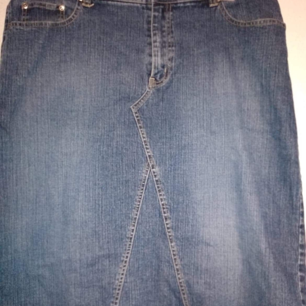 KNEE LENGTH FITTED DENIM SKIRT